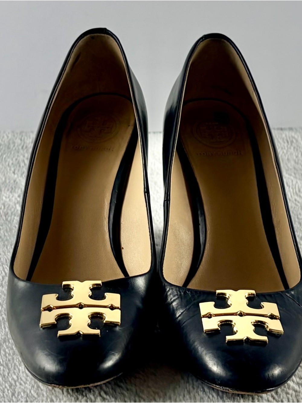 Tory Burch Raleigh Logo Size 6M  black leather comfortable wedge pumps